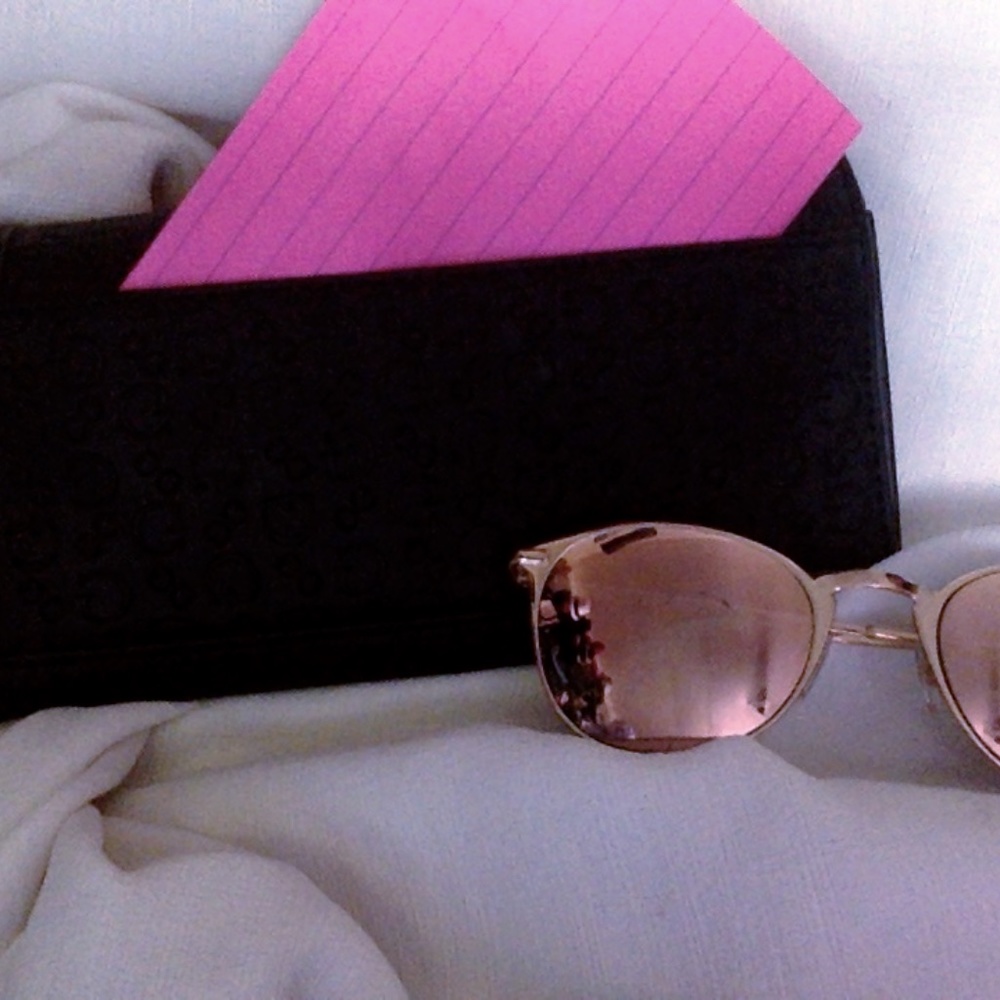 GUESS - Picture 2 of 4